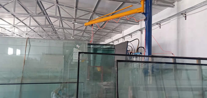 内蒙古隆福玻璃厂引进钢化玻璃新设备