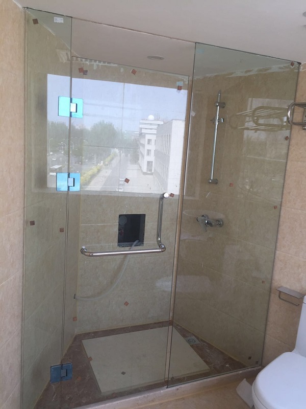 大南街23℃酒店的钢化玻璃浴室