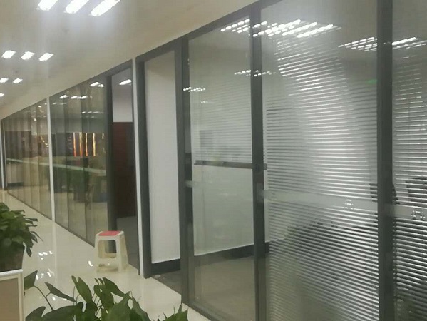 平安集团办公区玻璃隔断百叶窗